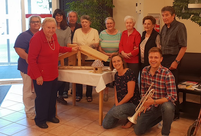 Inge Günthner (l.), Marion Aigner (3.v.l.), Laura Dullinger (5.v.r.), Matthias Plechinger (2.v.r.) und Bewohner, Jelena Okrosa (nicht im Bild).jpg